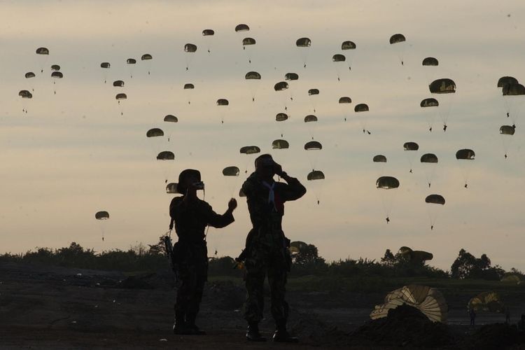 Hari kedua diberlakukan status darurat militer di Aceh, ratusan anggota Yonif Linud 501 diterjunkan didaerah Takengon, Aceh Tengah, Selasa (20/5/2003). Selain mengerahkan puluhan ribu personelnya, TNI juga mengerahkan ratusan kendaraan tempur berat untuk melaksanakan operasi pemulihan keamanan di Aceh.

Kompas/Danu Kusworo (DNU)
20-05-2005