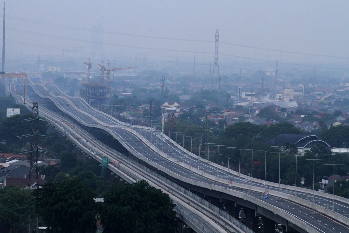 Sejumlah kendaraan petugas jalan tol melintas di area pengerjaan perbaikan sisi sambung jalan Tol layang Jakarta-Cikampek II (Elevated), di Bekasi, Jawa Barat, Rabu (11/12/2019). PT Jasa Marga melakukan pembenahan dengan perbaikan siar muai (expansion joint) di puluhan titik Tol layang Jakarta-Cikampek II (Elevated), jelang beroperasi fungsional pada 20 Desember 2019.