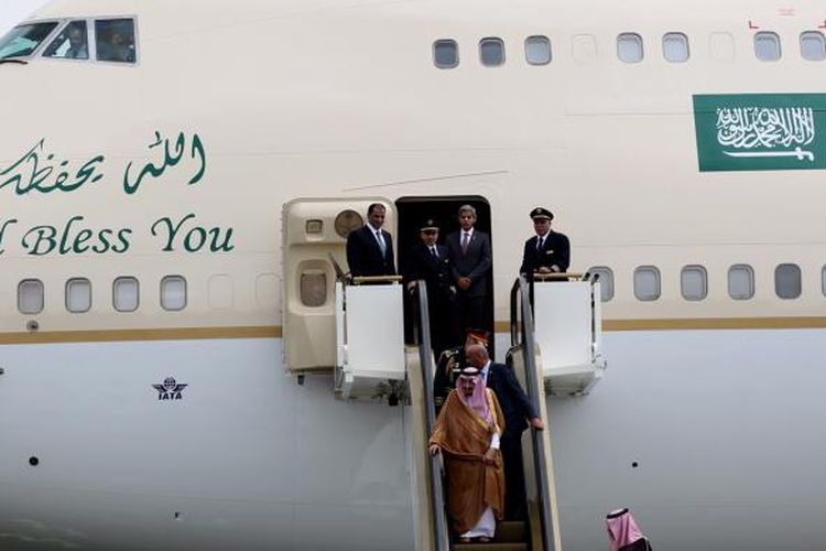 Raja Arab Saudi Salman bin Abdulaziz al-Saud tiba di Bandara Halim Perdanakusuma, Jakarta, Rabu (1/3/2017). Kunjungan Raja Salman ke Indonesia setelah 47 tahun lalu dalam rangka kerjasama bilateral Indonesia - Arab Saudi.