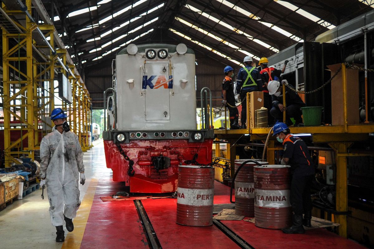 Petugas mengganti oli lokomotif kereta api di Depo Lokomotif PT KAI Daop 2 Bandung, Jawa Barat, Rabu (20/4/2022). PT KAI Daop 2 Bandung menyiapkan 166 gerbong dan 24 lokomotif saat mudik Lebaran 2022 dengan tujuan ke berbagai daerah.