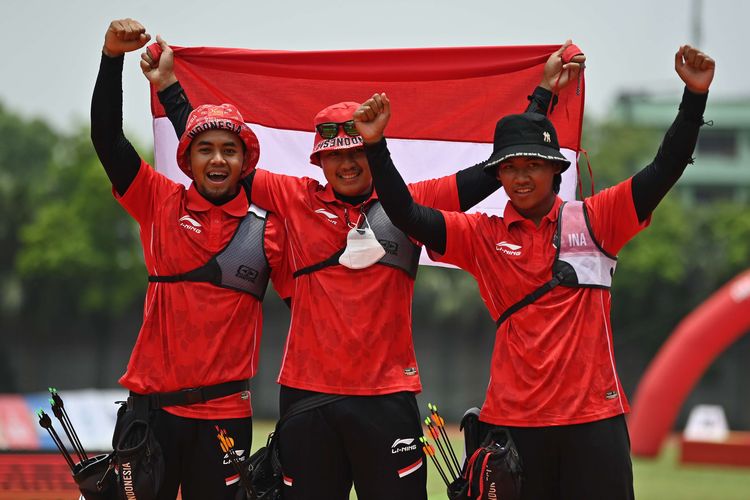 Pemanah Indonesia Riau Ega Agatha Salsabilla (tengah), Arif Dwi Pangestu (kanan) dan Alviyanto Bagas Prastyadi (kiri) berselebrasi usai memenangkan pertandingan babak final nomor Recurve Beregu Putra Panahan SEA Games 2021 Vietnam di Hanoi Sports Training and Competition Center, Hanoi, Vietnam, Rabu (18/5/2022). Tim Indonesia meraih medali emas setelah mengalahkan Vietnam dengan skor 6-2.