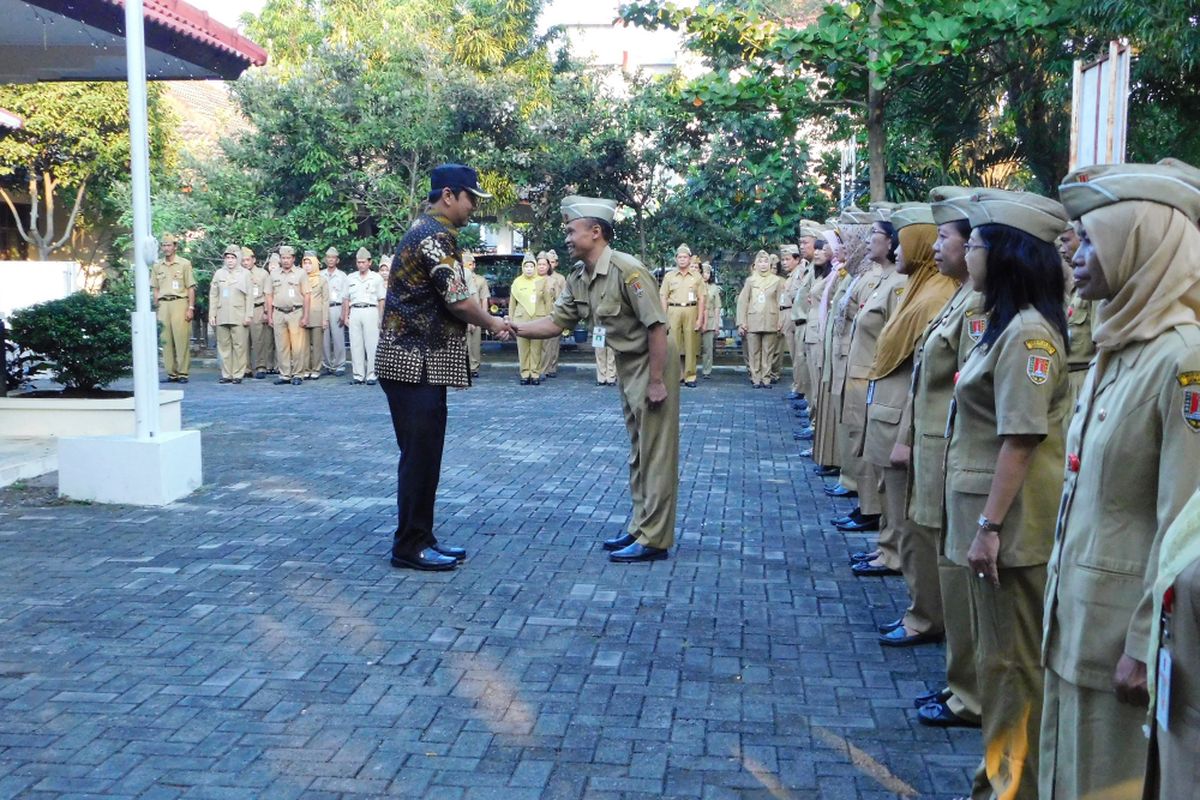 Wali Kota Semarang Hendrar Prihadi meminta Dinas Ketahanan Pangan dan Dinas Pertanian untuk merespon cepat kelangkaan garam, Senin (31/7/2017). Operasi pasar dan penetrasi ke distributor garam akan dilakukan untuk menjaga stabilitas harga garam. 