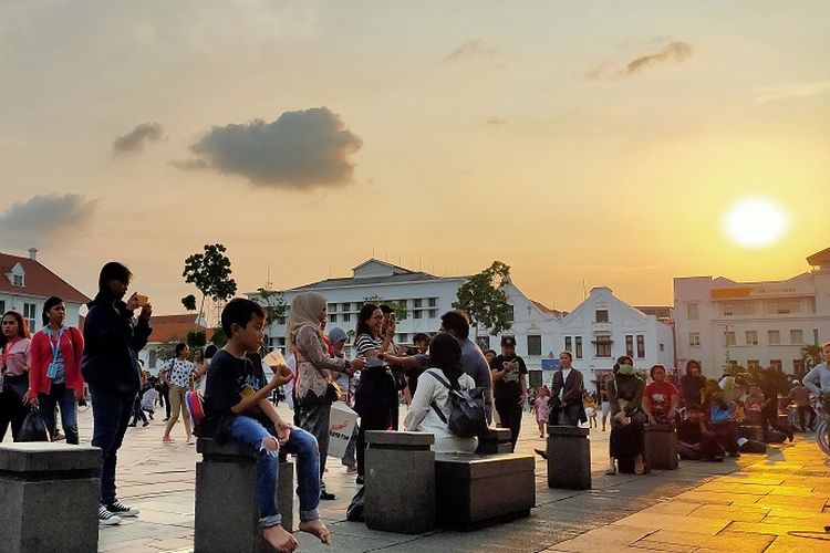 Pengunjung wisata Kota Tua Jakarta yang menonton musik Akustik Kota Tua, Rabu (27/11/2019) sore.