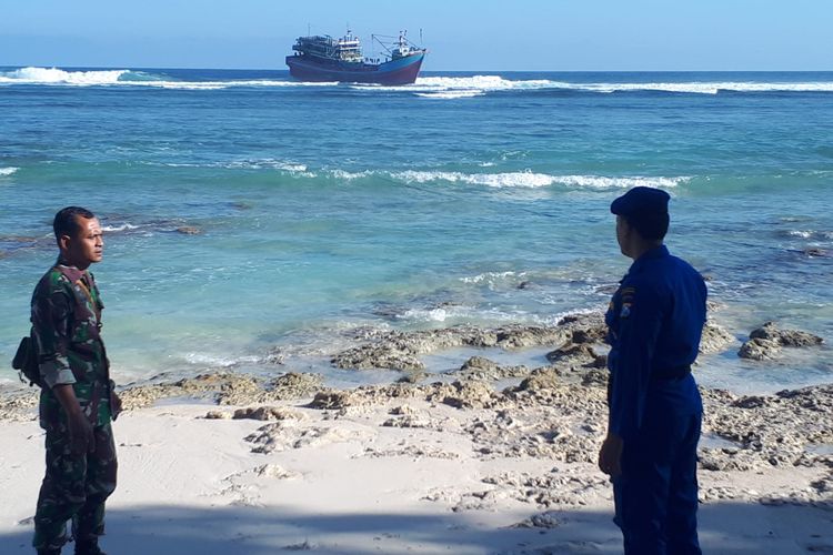 Kapal Sumber Berkat yang kandas di Perairan Alas Purwo Banyuwangi, Sabtu (24/6/2023).