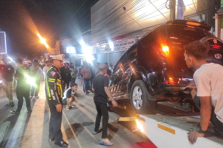 Sejunlah polisi tengah mengevakuasi kendaraan yang terlibat kecelakaan di Jalan Raya Kopo Sayati, pada Rabu malam