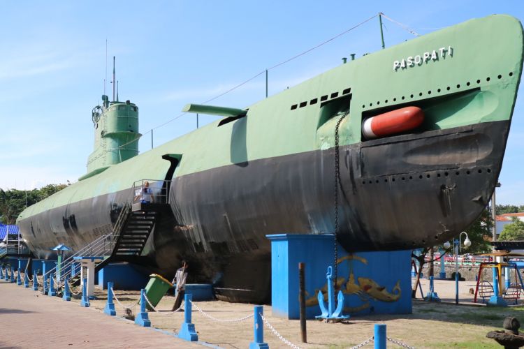 Monumen Kapal Selam, merupakan museum kapal selam dari jenis kapal KRI Pasoepati 410 yang bertempur saat membebaskan Irian Barat 1960.