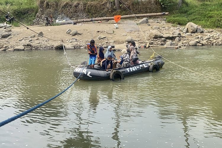 7 Bulan Jembatan Putus di Sukabumi Tak Kunjung Dibangun, Warga dan Pelajar Pertaruhkan Nyawa Naik Perahu Karet