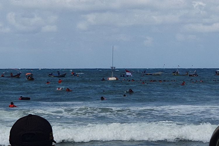 Upacara Bendera di tengah laut Pantai Baron, Gunungkidul Rabu (17/8/2022)