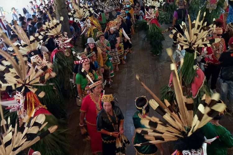 Tarian Hudoq yang digelar tiap tahun saat musim tanam padi di Kampung Tukul, Kabupaten Kutai Barat, Kaltim, Minggu (15/11/2020). 