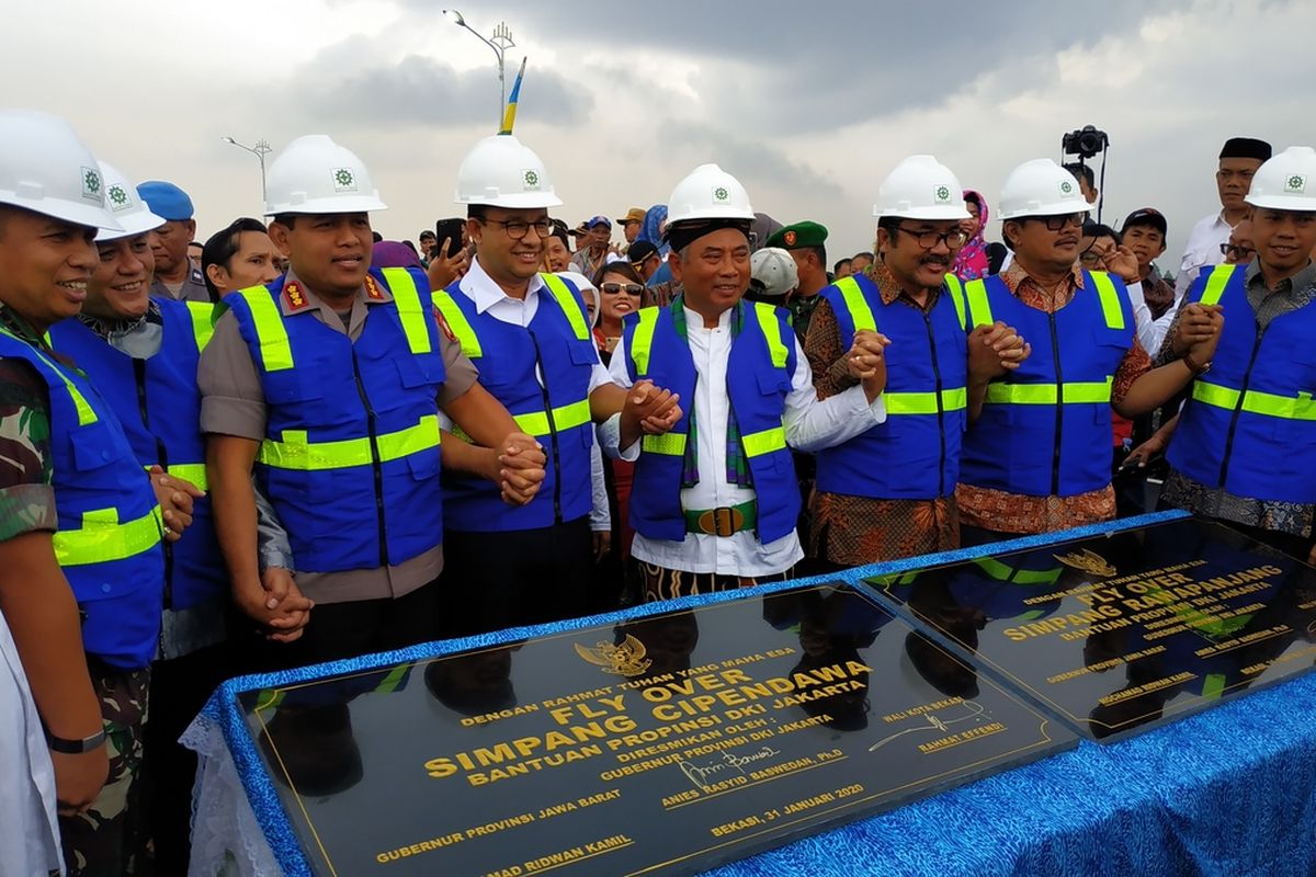 Gubernur DKI Jakarta Anies Baswedan bersama Wali Kota Bekasi dan sejumlah pejabat meresmikan dua flyover hasil dana hibah DKI Jakarta di Kota Bekasi, yakni flyover Rawapanjang dan Cipendawa, Jumat (31/1/2020).