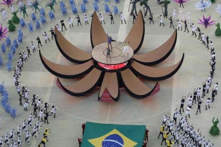 Penampilan kesenian pada pembukaan Piala Dunia 2014 di Corinthians Arena di Sao Paulo, sebelum laga perdana Brasil melawan Kroasia, 13 Juni 2014.