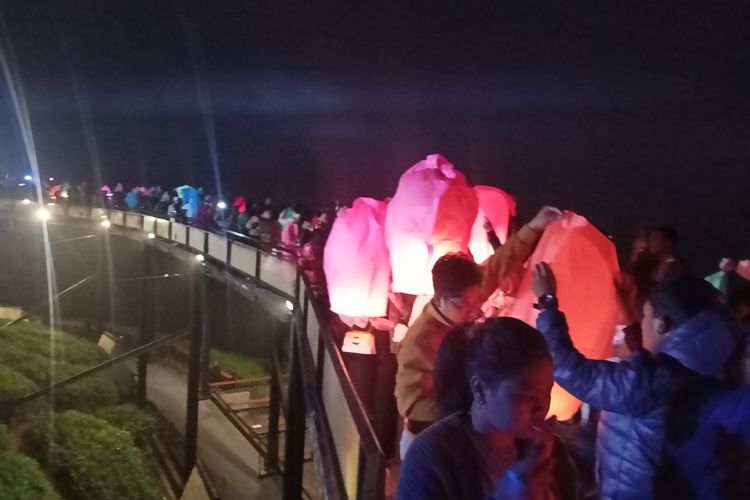 500 lampion yang diterbangkan, menikmati Sunrise hingga parade Paramotor menjadi hal yang paling berkesan bagi para pengunjung Nimo High Land dalam acara Sky Latern Nimo Festival yang diselenggarakan Minggu (28/8/2022) di Nimo High Land, Pangalengan, Kabupaten Bandung, Jawa Barat