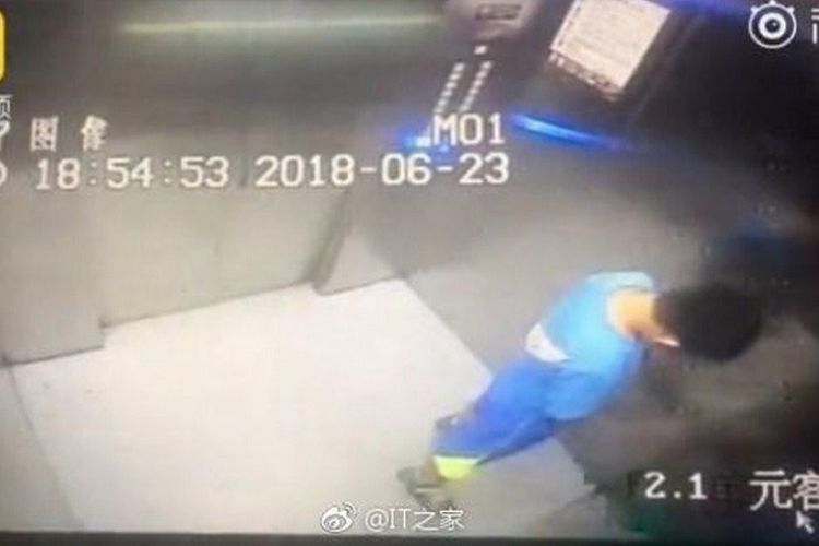 Kamera CCTV merekam aksi seorang bocah yang buang air kecil di dalam sebuah lift.