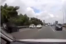 Video Kecelakaan Mobil Menyalip dari Bahu Jalan Tol 