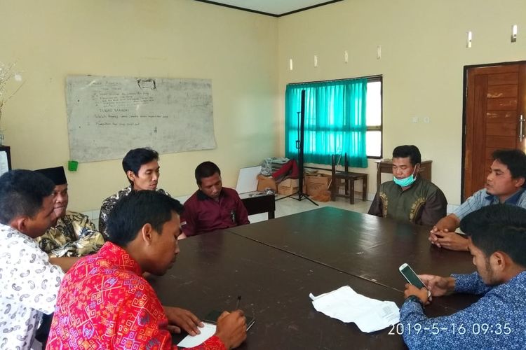 Pertemuan warga dengan guru di SMAN1 Sembalun, Jumat (16/5/2019).