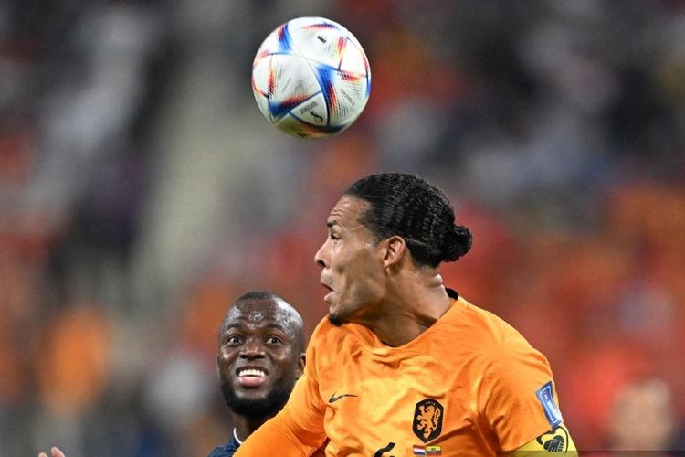 Bek Belanda, Virgil van Dijk, berduel dengan striker Ekuador, Enner Valencia, dalam laga Grup A Piala Dunia 2022 Belanda vs Ekuador di Stadion Internasional Khalifa, Doha, Qatar, 25 November 2022. (Photo by Raul ARBOLEDA / AFP)