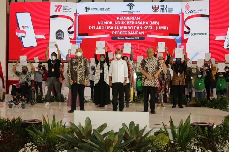 Menteri Investasi Bahlil Lahadalia, Menkop UKM Teten Masduki memberikan NIB ke 550 pelaku UMK Perseorangan di Yogyakarta, Selasa (23/8/2022).