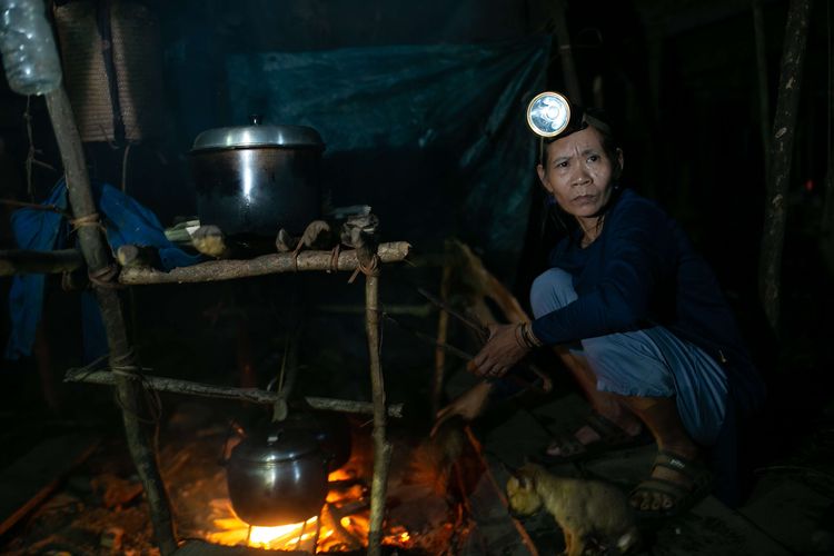 Suku Punan Batu memasak makanan di hunian sementara di tepi Sungai Sajau, Kecamatan Tanjung Palas Timur, Kabupaten Bulungan, Kalimantan Utara, Selasa (30/5/2023). Suku Punan Batu menjadi suku terakhir di Kalimantan yang masih berburu dan meramu serta hidup berpindah-pindah tempat tinggal. Pemerintah Kabupaten Bulungan memberikan surat keputusan pengakuan Suku Punan Batu sebagai Masyarakat Hukum Adat.