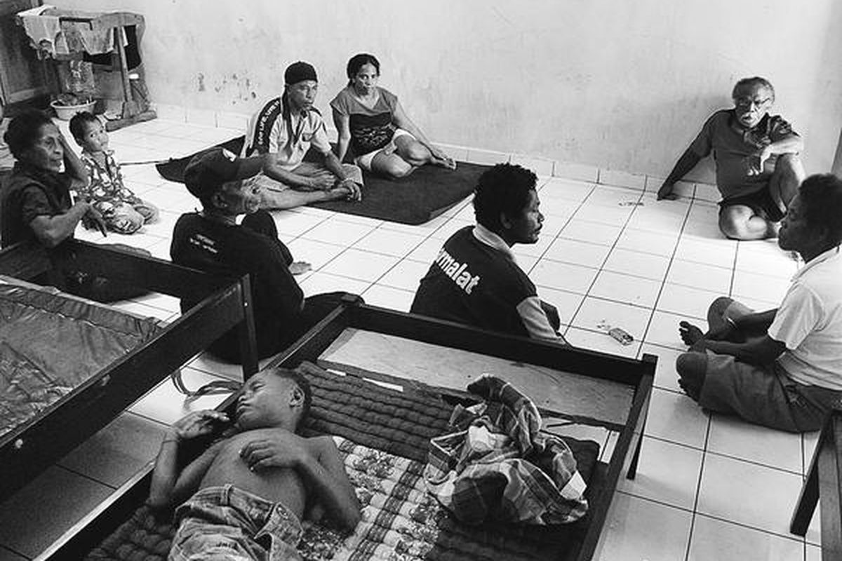 Sejumlah pengungsi banjir Wasior yang ditampung oleh Badan Penanggulangan Bencana Daerah (BPBD) Papua Barat di Balai Latihan Kehutanan, Manokwari,  beristirahat, Minggu (12/6). Mereka ke Manokwari mempertanyakan uang jatah hidup lebih dari 4.500 pengungsi yang selama enam bulan belum dibayarkan.