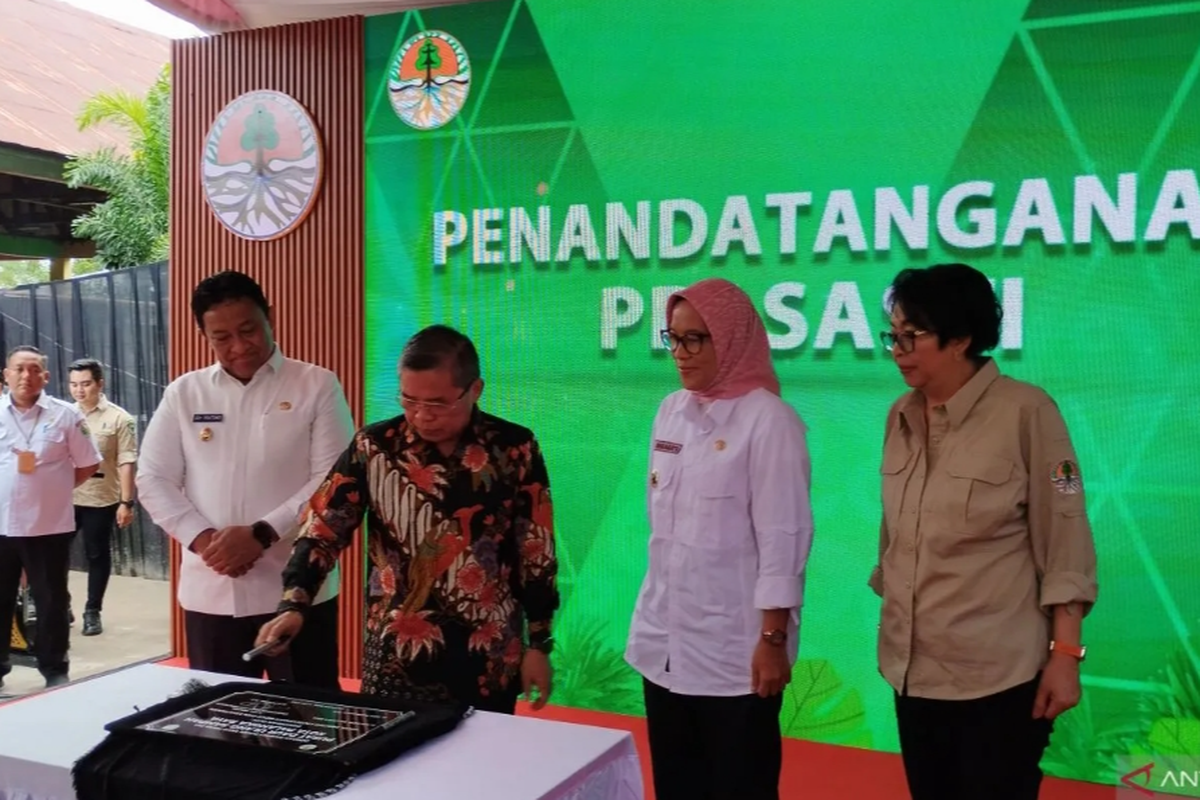 Menteri Lingkungan Hidup dan Kehutanan (Wamen LHK) Alue Dohong meresmikan Pusat Daur Ulang Sampah Kota Palangka Raya, Kalimantan Tengah (Kalteng) sebagai upaya mewujudkan program nasional pengurangan pembuangan sampah ke tempat pemrosesan akhir (TPA).