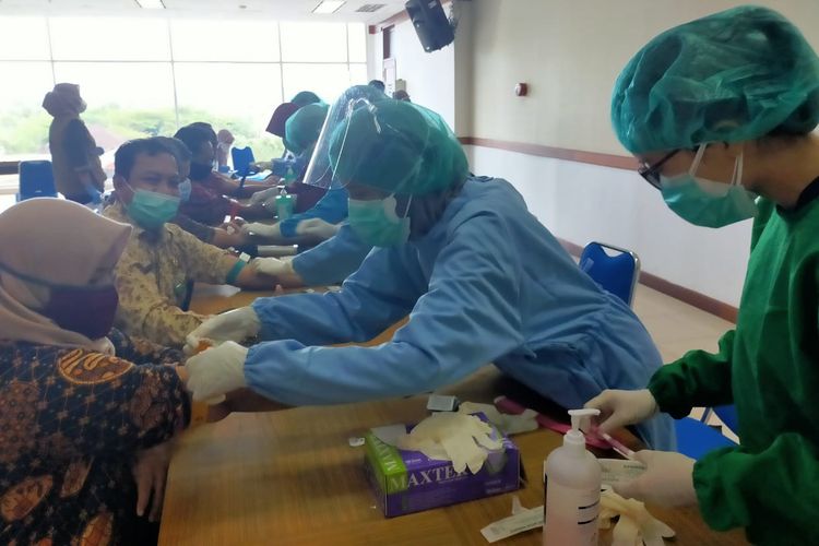 Health workers in Nunukan Regency, North Kalimantan carry out health tests in the offices of the regent