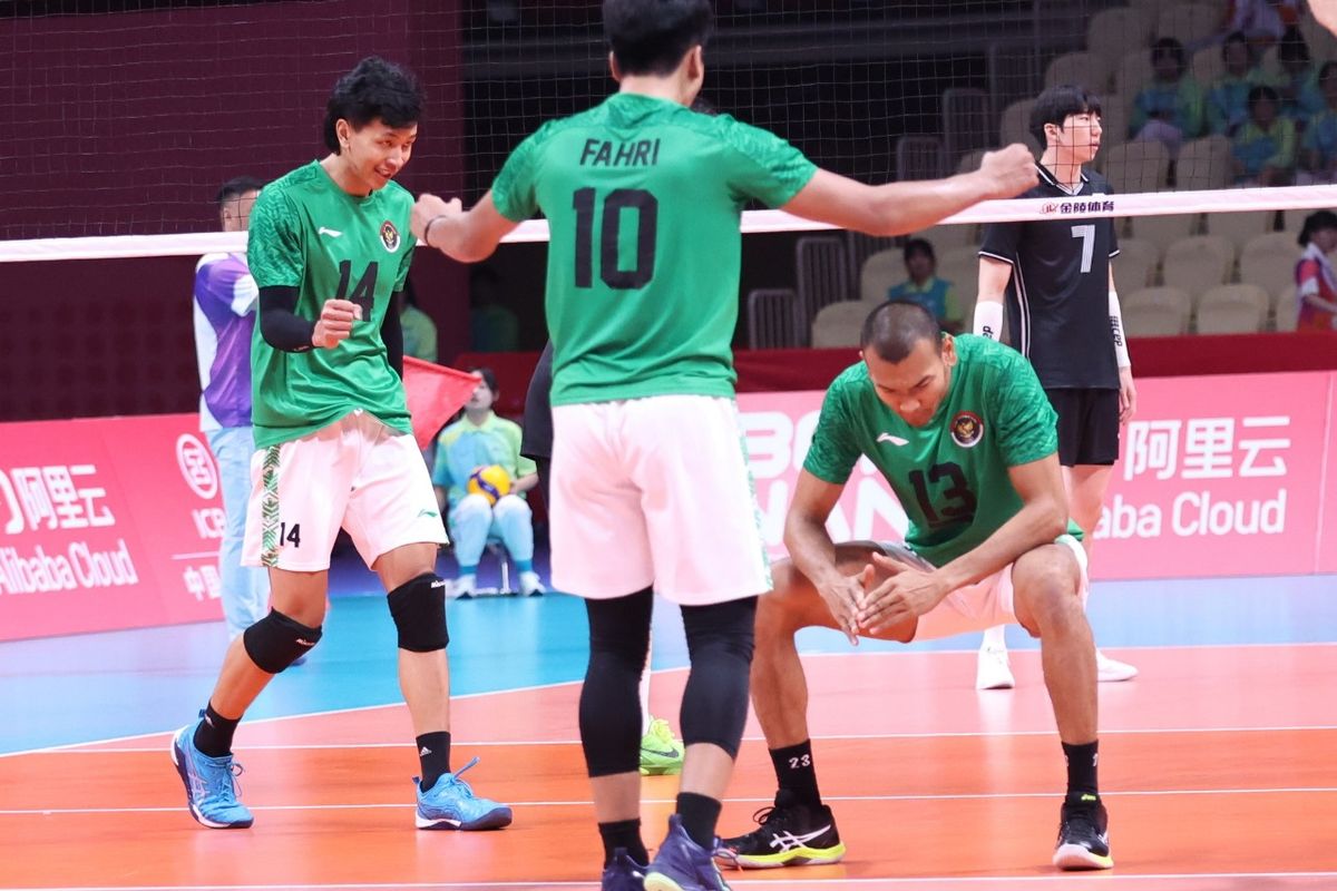 Ekspresi para pemain timnas voli putra Indonesia saat melawan Korea Selatan pada laga perebutan peringkat 7-8 Asian Games 2022 yang digelar di China Textile City Sports Centre Gymnasium, Hangzhou, pada Selasa (26/9/2023). (Foto: AVC via PBVSI)