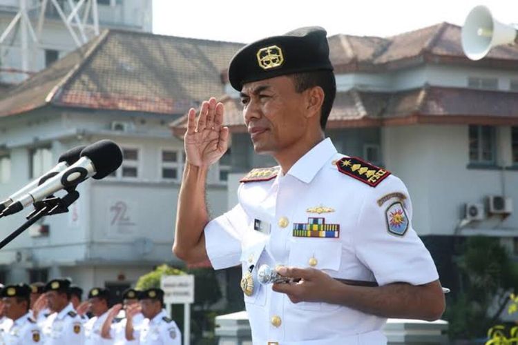 Foto-foto Mantan Komandan Satuan Kapal Selam TNI AL Kolonel Laut (P) Iwa Kartiwan semasa masih sehat dan bertugas yang kini terbaring sakit di kediamannya Tasikmalaya.