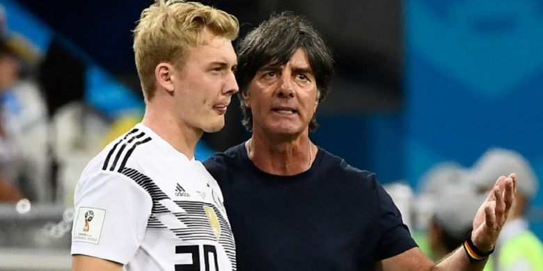 Julian Brandt mendengarkan masukan dari pelatih Joachim Loew jelang masuk sebagai pemain pengganti pada laga Jerman vs Swedia di Sochi, 23 Juni 2018. 
