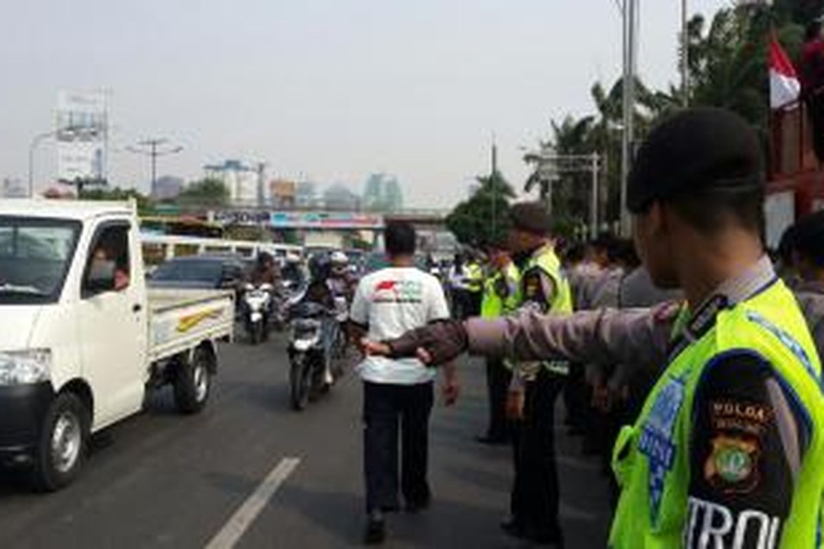 Arus lalu lintas menuju Gedung DPR RI saat unjuk rasa satu tahun pemerintahan.Joko Widodo dan Jusuf Kalla di depan Gedung DPR RI, Selasa (20/10/2015).