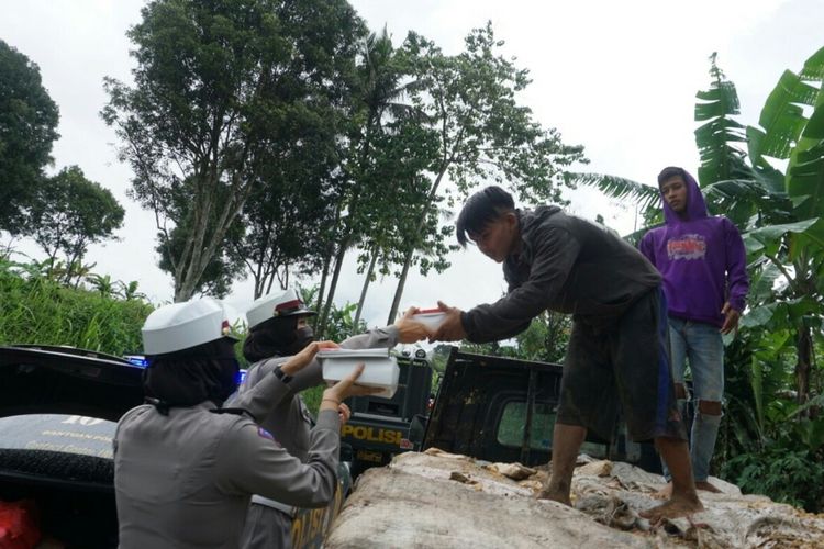 Sejumlah anggota Polwan Polres Cianjur, Jawa Barat, membagikan nasi boks kepada warga di perkampungan, Kamis (16/4/2020).