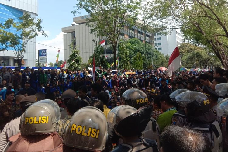 Polisi menghadang ratusan mahasiswa yang berunjuk rasa didepan kantor DPRD Kalsel menolak RKUHP dan revisi UU KPK, Kamis (26/9/2019). Aksi ini sempat ricuh setelah polisi dan mahasiswa terlibat saling dorong dan pukul.