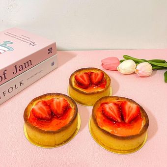 Cheese cake steawberry dari Yumybites.id sebagai rekomendasi toko kue di Surabaya dengan hampers spesial Valentine