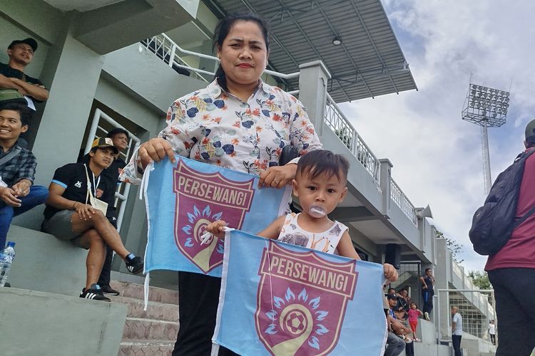 Gala memegang bendera Persewangi Banyuwangi untuk mendukung tim tersebut bertanding melawan Persebo Muda Bondowoso dalam laga Liga 4 Jatim di Stadion Diponegoro, Rabu  (8/1/2025). Gala ditemani ibunya.
