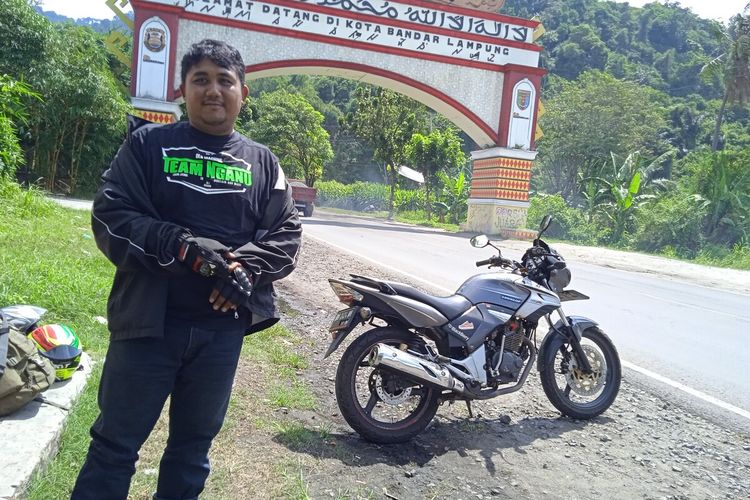 Aditya (28) yang menempuh jarak 1.300 kilometer dari Jambi untuk mudik ke Temanggung, Jawa Tengah ditemui di perbatasan Bandar Lampung, Rabu (27/4/2022) pagi.