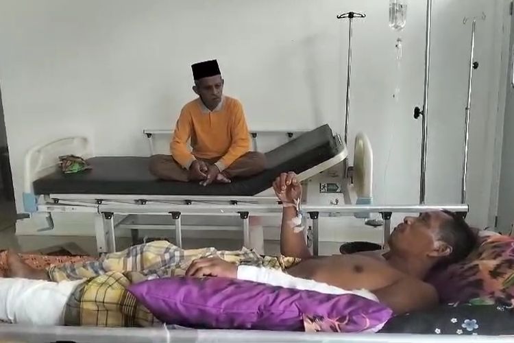 La Kanene (47), seorang warga Desa Maperaha, Kecamata Kusambi, Kabupaten Muna Barat, Sulawesi Tenggara, berhasil menyelamatkan nyawanya setelah berkelahi dengan seekor buaya sepanjang 5 meter di sungai.
