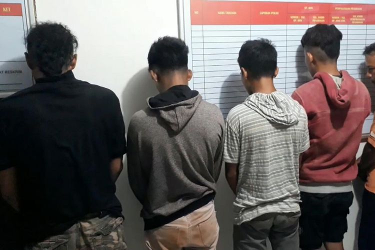 Satuan Reskrim Polres Muna, melakukan berhasil menangkap satu persatu pelaku yang melakukan penganiayaan dan penikaman terhadap korban, AB. Korban AB tewas dengan 16 tusukan di tubuhnya