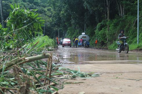 Material Longsor Setinggi 5 Meter Dibersihkan, Jalur Pacet-Trawas Mojokerto Bisa Dilalui