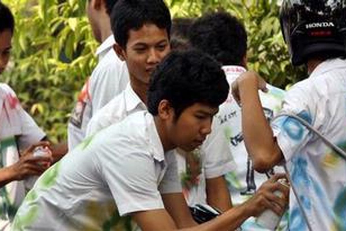 Siswa meluapkan kegembiraan atas kelulusan mereka dengan aksi semprot cat di halaman SMA Negeri 26, Tebet, Jakarta Selatanm Senin (26/4/2010). Dari 213 siswa di SMA ini sebanyak lima siswa dinyatakan tidak lulus. 