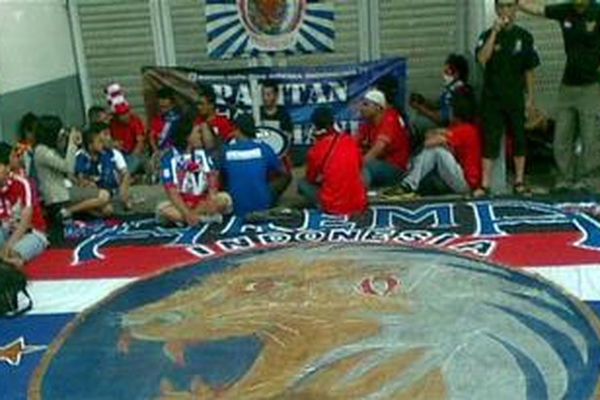 Kalangan pendukung Arema Indonesia di Jakarta yang tergabung dalam Arema Senayan sedang persiapan menuju rumah masing-masing, Minggu (26/12/2010) di depan Masjid Al Bina, Gelora Bung Karno, Jakarta.