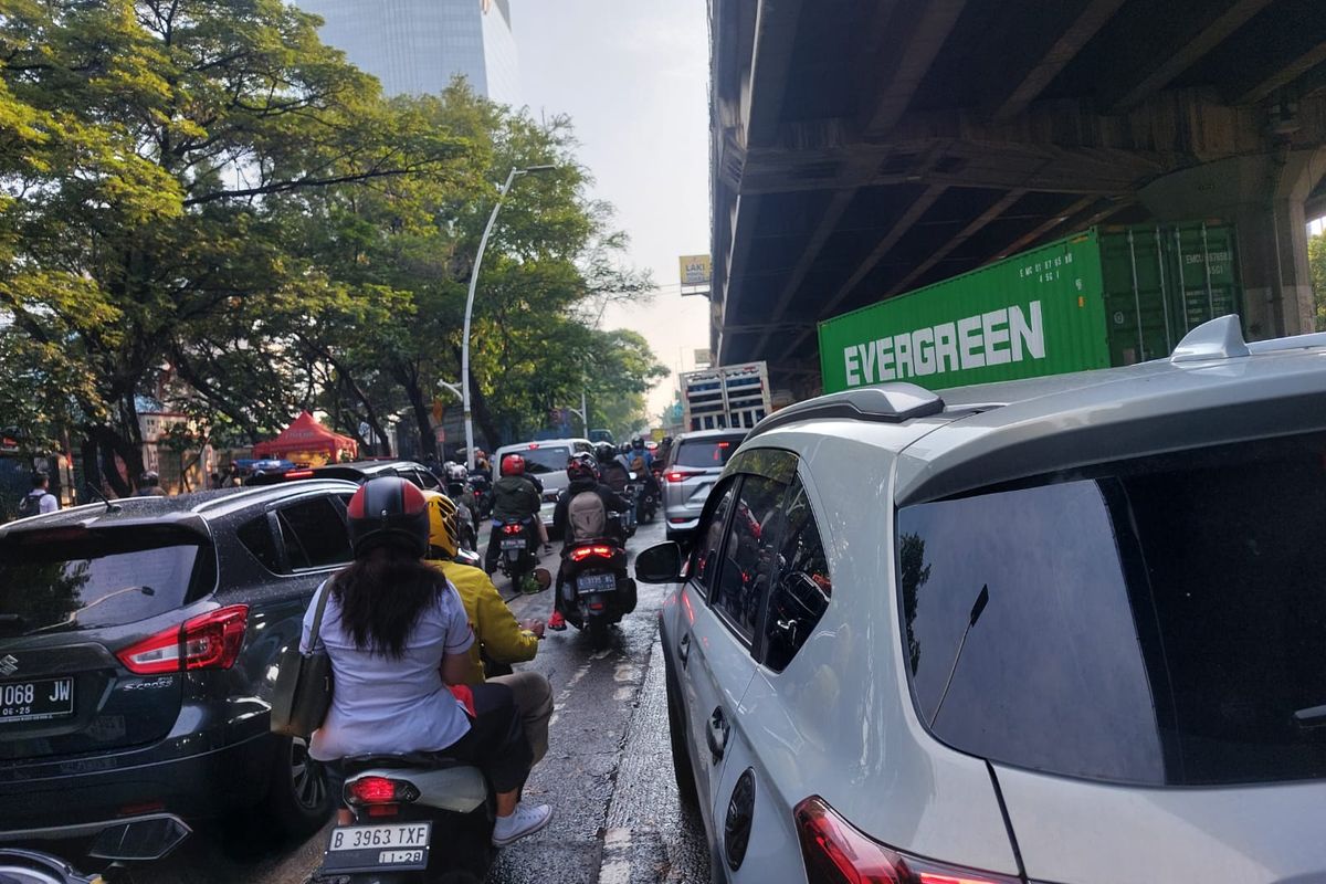 Kemacetan di Jalan Yos Sudrso menuju ke Jalan Raya Pelabuhan Tanjung Priok. Rabu (15/5/2024).