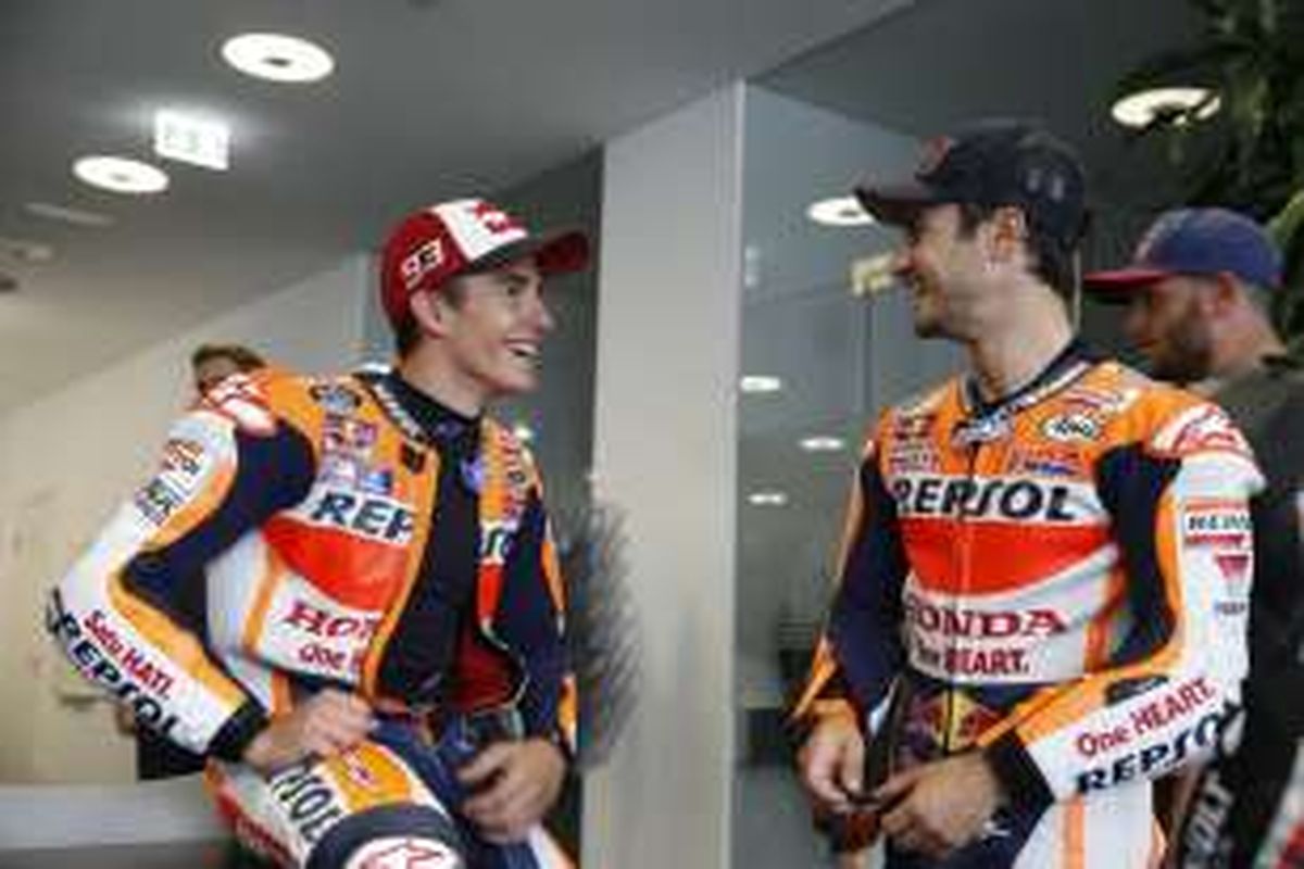 Pebalap Repsol Honda asal Spanyol, Marc Marquez (kiri) dan Dani Pedrosa, bercanda saat mengikuti acara di Red Bull Ring, Austria, Selasa (14/6/2016).