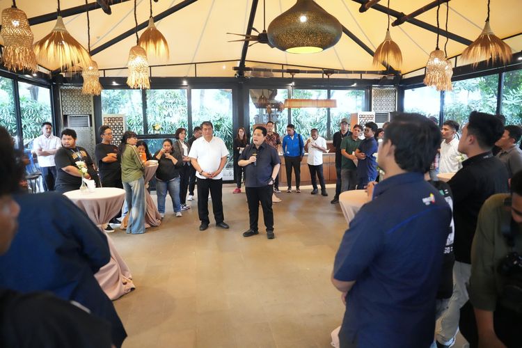 Menteri Pemuda dan Olahraga (Menpora) Erick Thohir menggelar pertemuan dengan wartawan yang biasa meliput kegiatan di Kementerian Pemuda dan Olahraga (Kemenpora) di kawasan Jakarta, Senin (27/10/2025) sore.