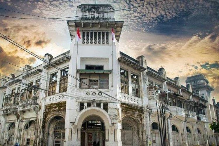 Bangunan bersejarah Warenhuis di Jalan Hindu Medan. Salah satu bangunan tua yang dibangun pada zaman kolonial Belanda dan bagian dari bangunan cagar budaya di Kota Medan. 