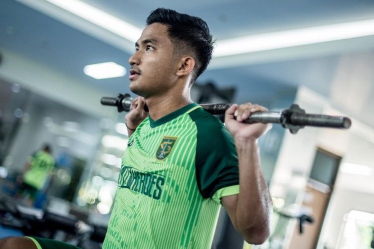 Hambali Tholib melahap sesi latihan di Fitness Center HSC Universitas Negeri Yogyakarta (UNY) pagi tadi (22/1). (Persebaya)