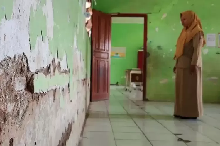 Atap Nyaris Ambruk hingga Tak Ada Toilet, Potret Buram SDN di Mojokerto yang Tak Tersentuh Perbaikan