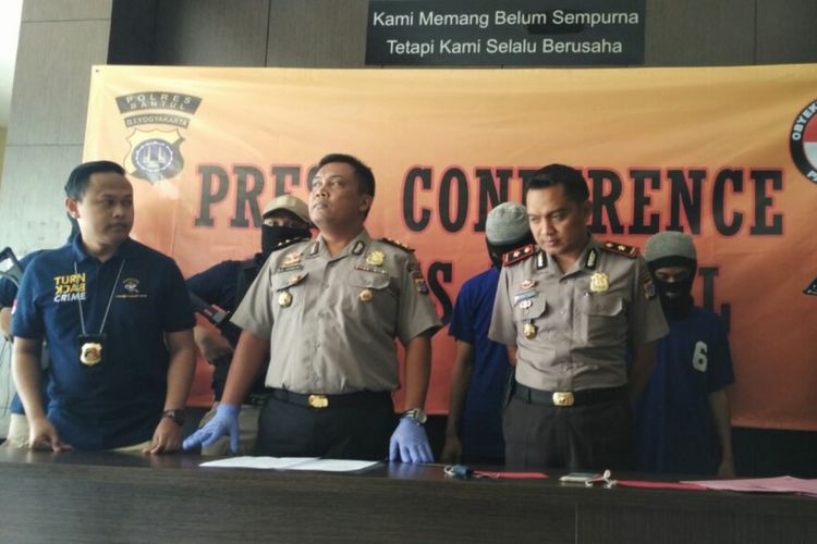 Kapolres Bantul AKBP Sahat M Hasibuan (tengah). Dibelakannya dua orang Pelaku Curas 