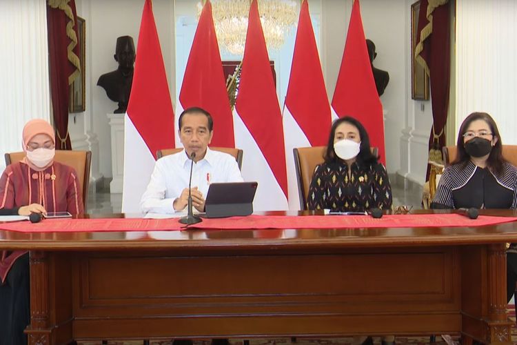 Presiden Joko Widodo didampingi Menteri Ketenagakerjaan Ida Fauziyah, Menteri Pemberdayaan Perempuan dan Perlindungan Anak Bintang Puspayoga, dan Deputi V Kantor Staf Presiden Jaleswari Pramodhawardani memberikan keterangan pers terkait RUU PRT di Istana Merdeka, Jakarta, Rabu (18/1/2023).