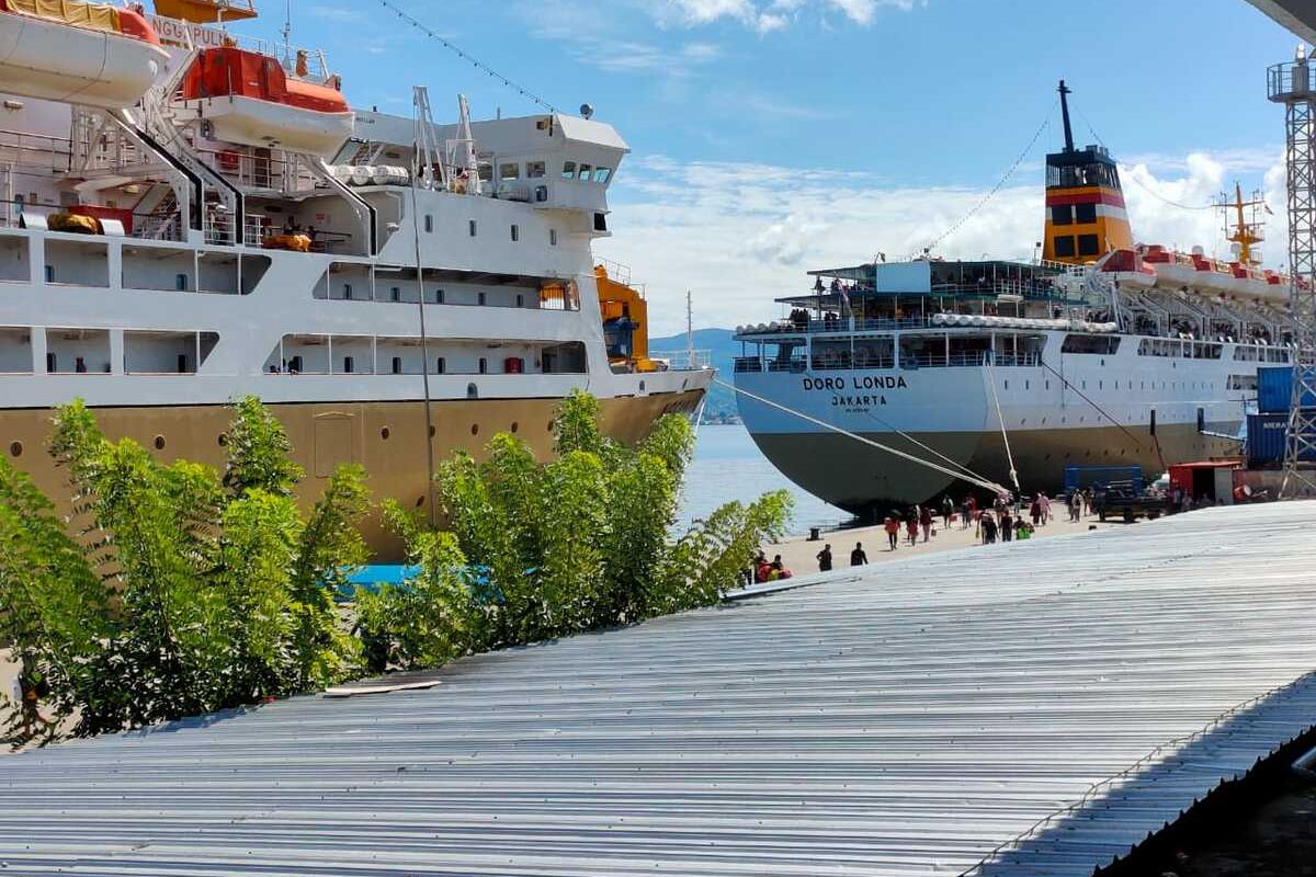 Ribuan calon penumpang meninggalkan Pelabuhan Yos Sudarso Ambon dengan tiga kapal milik Pelni, Kamis (12/5/2022)