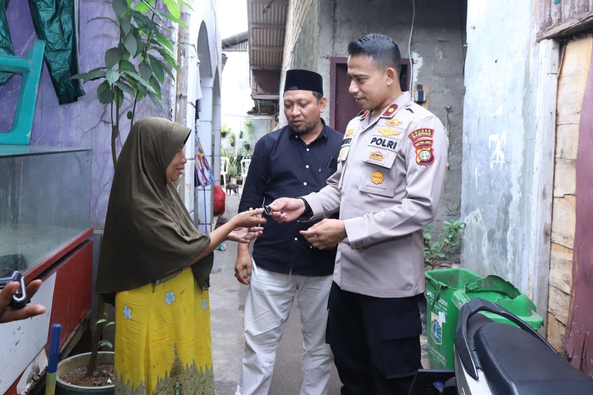 Kapolsek Mampang Kompol David Yunior Kanitero saat membagikan kunci ganda secara cuma-cuma kepada masyarakat di RW 05, Bangka, Mampang Prapatan, Jakarta Selatan