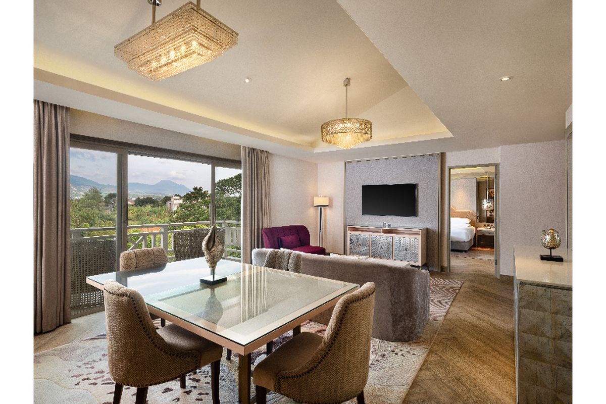 Kamar suite dengan pemandangan alam di Sheraton Bandung Hotel & Towers, menawarkan kenyamanan bergaya resor di tengah sejuknya kawasan Dago 